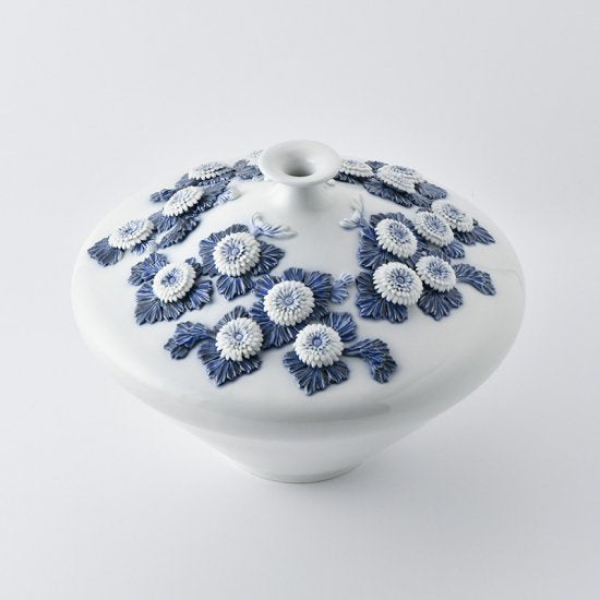 Mikawachi porcelain vase "Chrysanthemum Ornament "